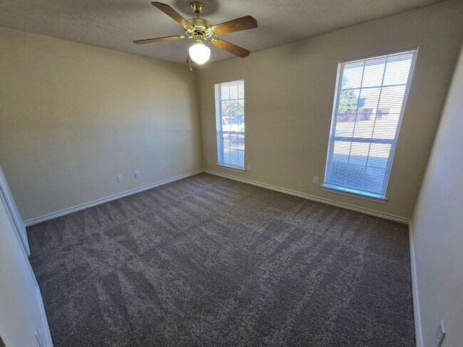 Building Photo - College Station - 3 Bedroom / 3 Bath duplex - Fenced in Yard.