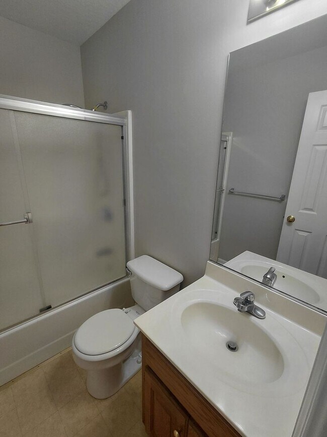 Building Photo - 3-Bedroom Duplex with Open Living Area & Private Owner’s Suite