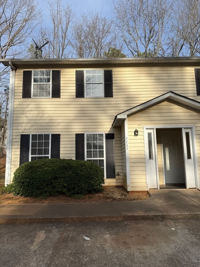 Building Photo - 2 Bedroom 1.5 Bath Townhouse in Flowery Branch