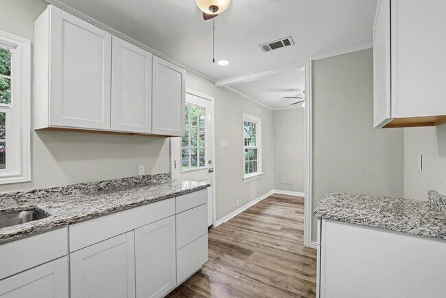 Building Photo - Cute & Clean Home with Large Fenced Yard Pet Friendly!