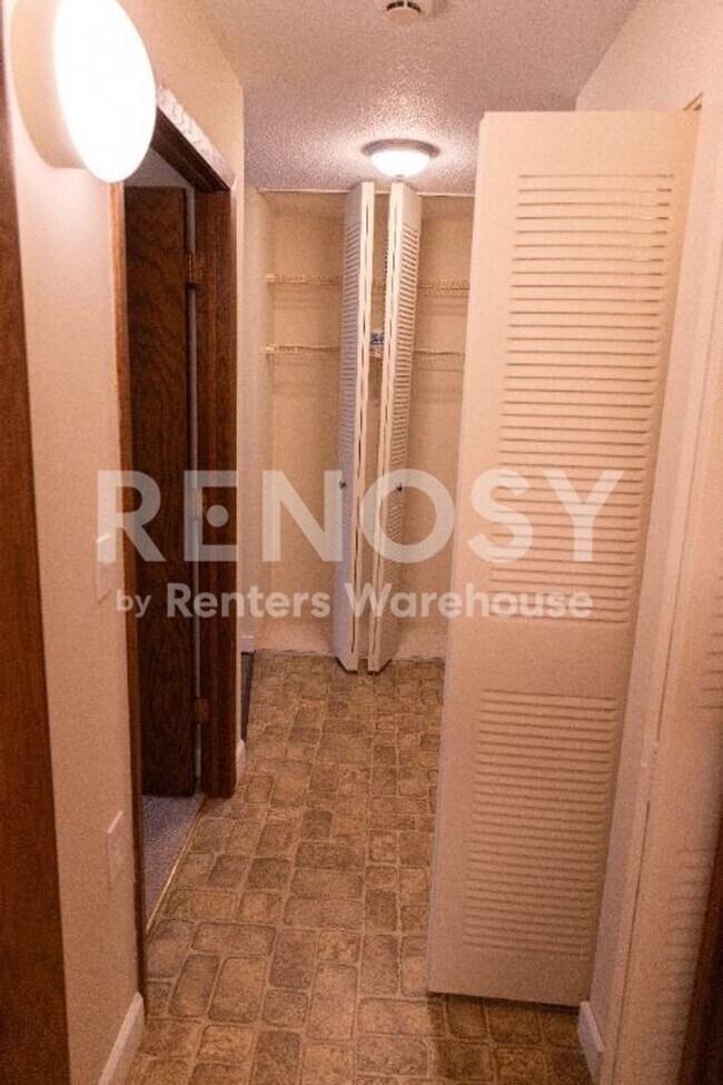 Building Photo - Available Now Spacious 1 bedroom 1 bath lower level Condo in Richfield -- 55+