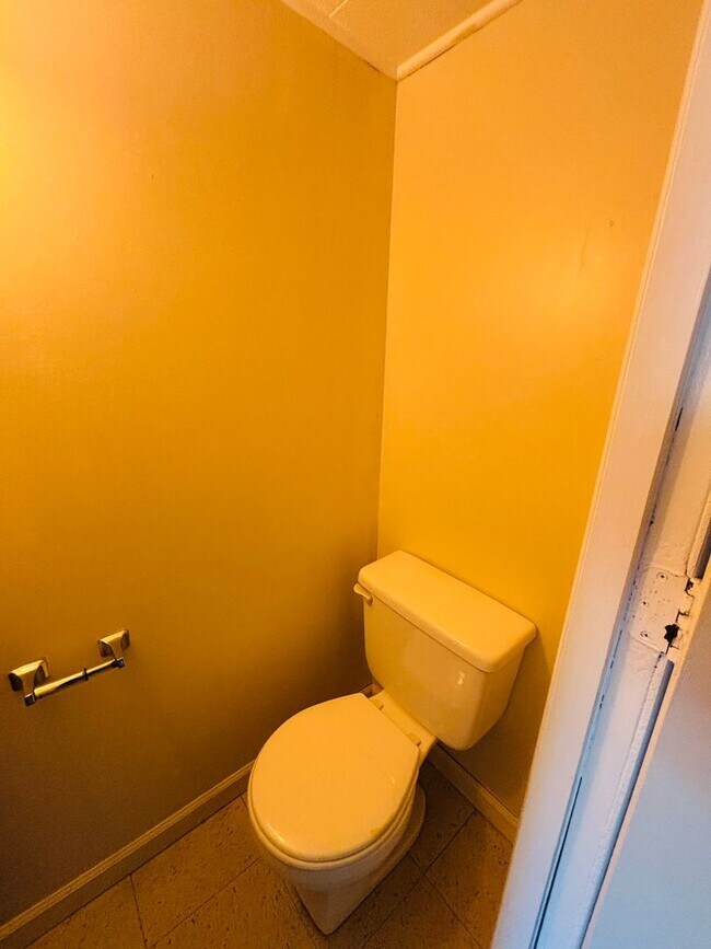 Building Photo - 4 Bedroom, 2.5 Bath Townhouse