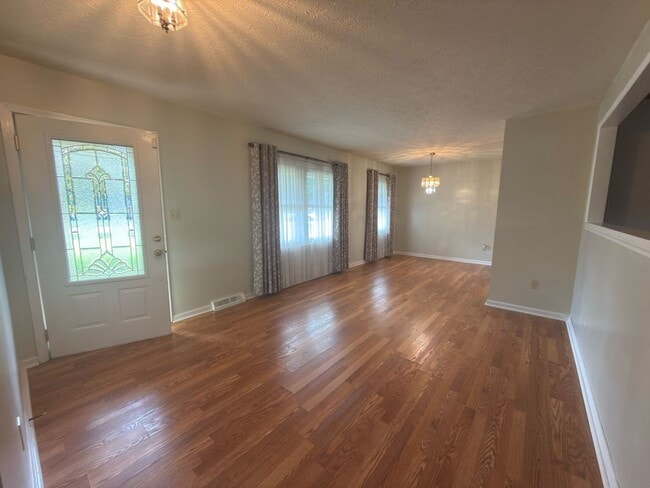 Building Photo - Spacious three bedroom, two bathroom with ...