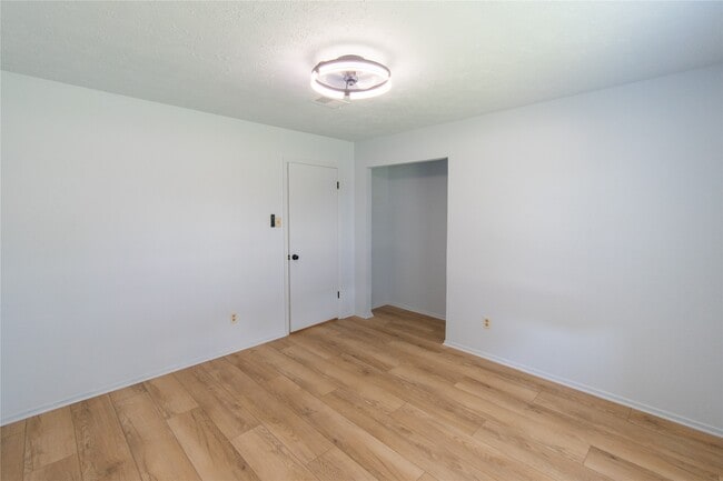 Building Photo - 462 Capehill Dr