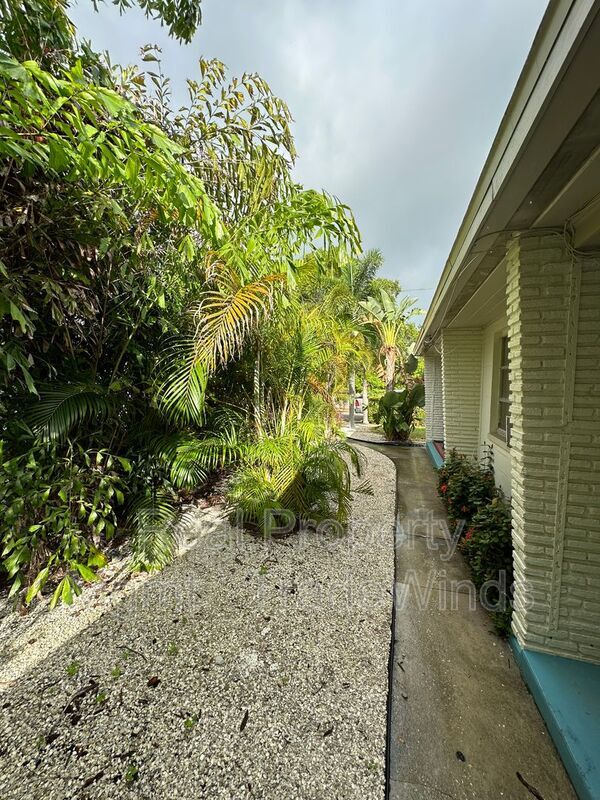 Building Photo - 1211 N Osceola Ave