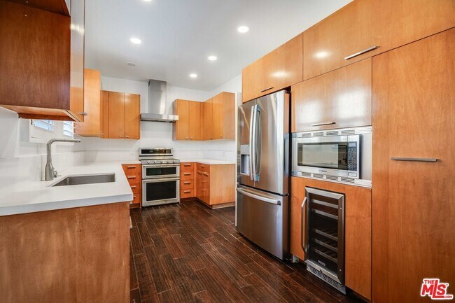 Building Photo - 741 Chautauqua Blvd