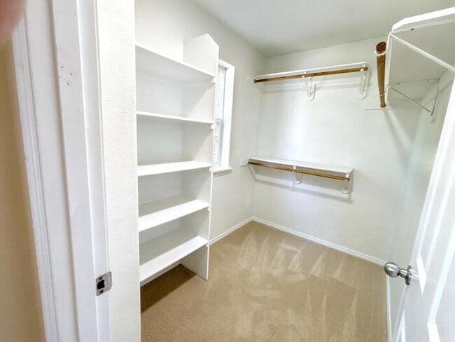 Building Photo - Spacious 3-Bedroom Townhome with Convenien...