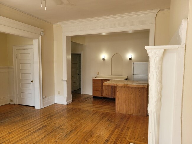 Interior Photo - 918-24 Knapp