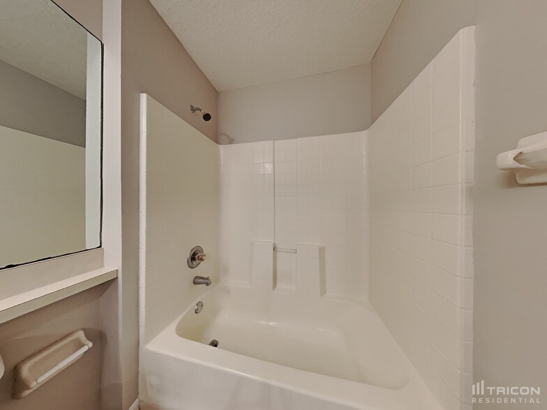 Building Photo - 1404 Marsh Wood Dr