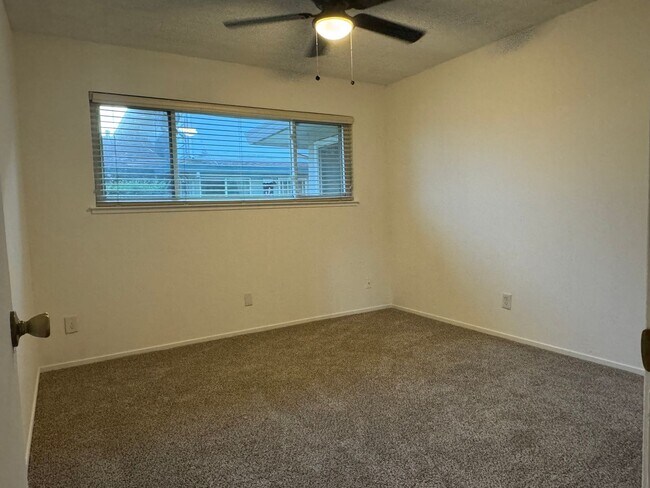 Building Photo - Nicely updated Mequon Condo