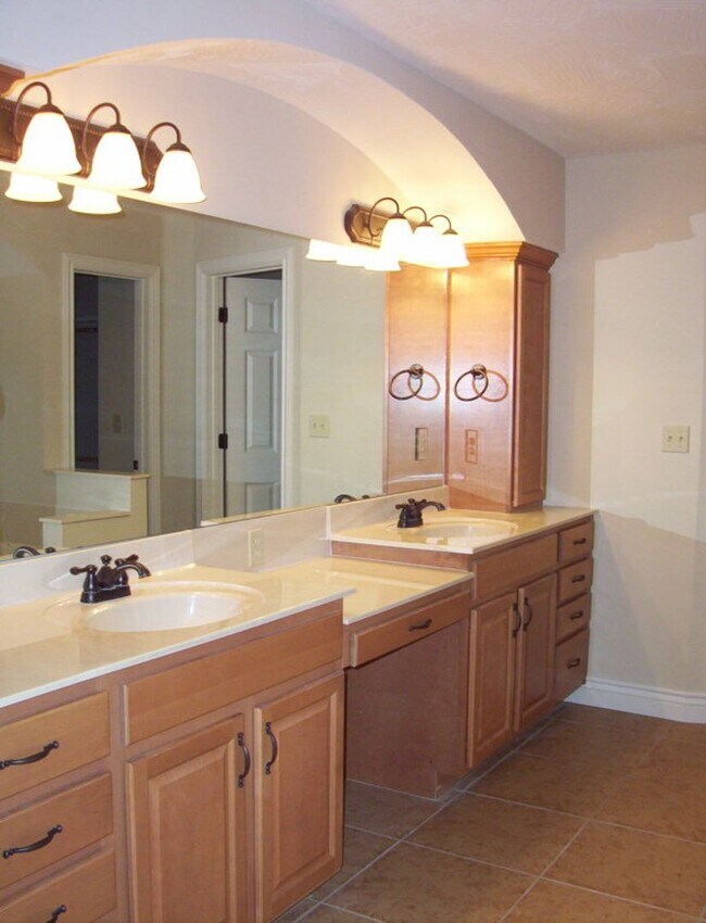 Building Photo - Beautiful 3 bedroom house in a quiet HOA neighborhood with lots of perks!