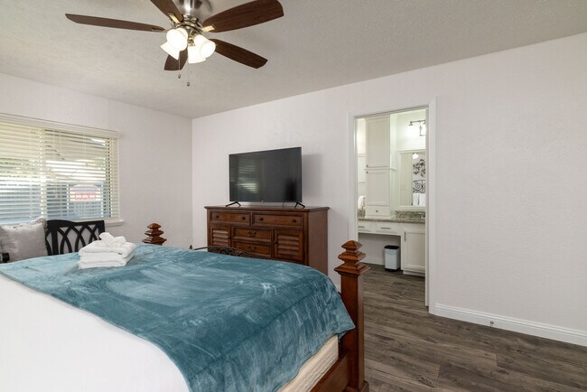 Building Photo - 864 Warwick Dr