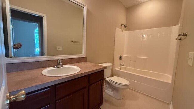 Building Photo - 3 bedroom - 2 bathroom - Stonelake Townhom...