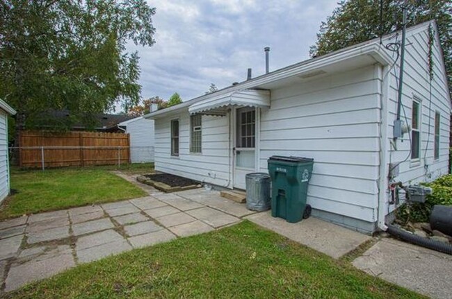 Building Photo - Charming Two bedroom home