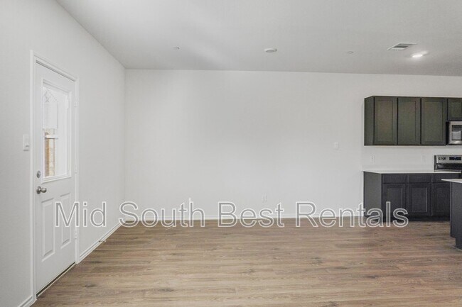 Building Photo - 220 Redwood Rd