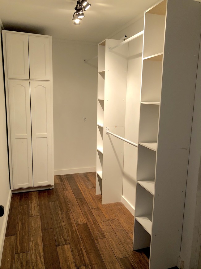 walk-in closet - 2078 Mound St
