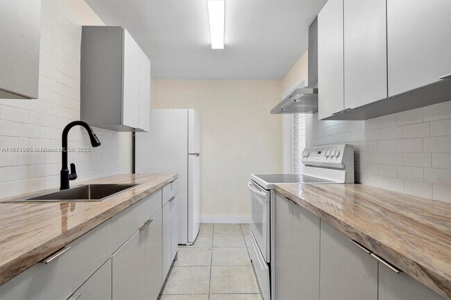 Building Photo - 1715 N 16th Ave