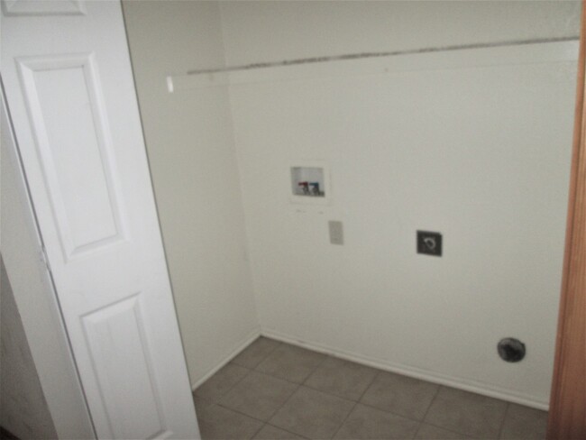 Building Photo - (3) Bed/(3) Bath in Moore Available NOW!!