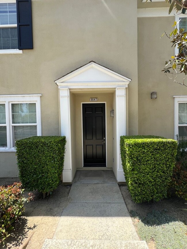 Building Photo - Spacious Townhome in Ventura!