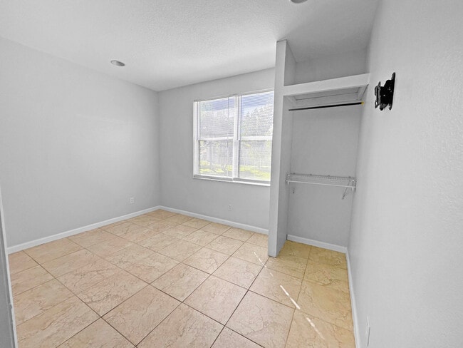 Building Photo - 1452 NW Leonardo Cir