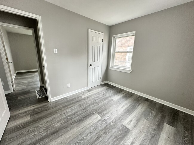 Building Photo - 1581 Kenilworth Dr