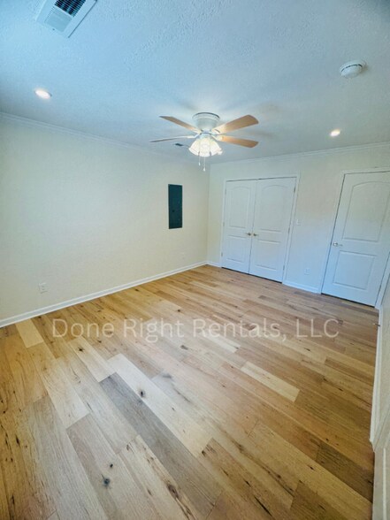 Building Photo - 390 E Noel Dr