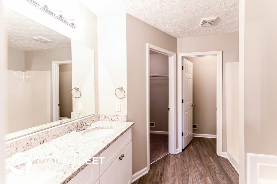 Building Photo - 2520 Lake Royale Dr