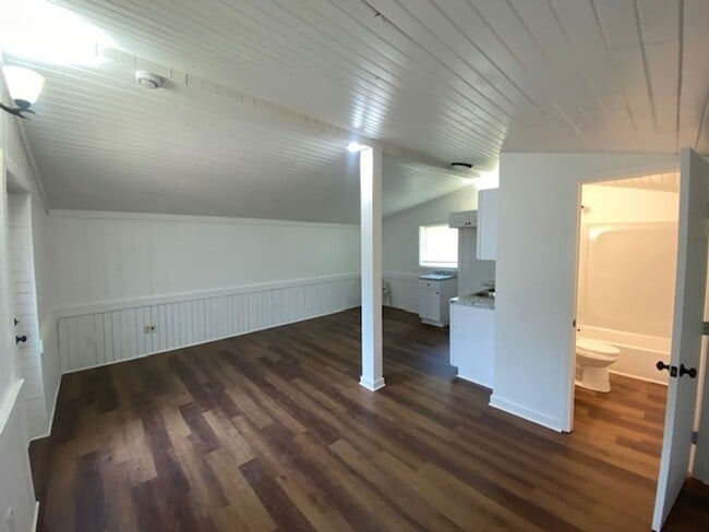 Building Photo - Beautifully upgraded studio unit