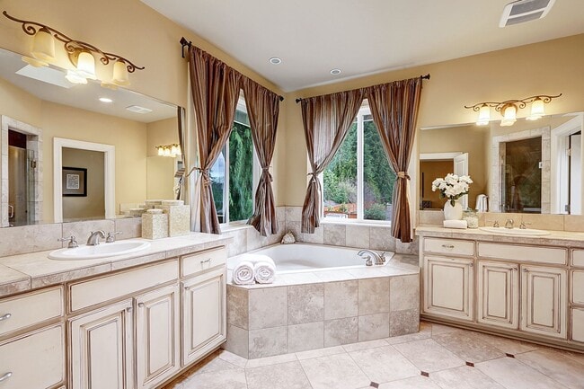 Building Photo - 5Bdrm+Office / 3.5 bath - West Bellevue Home