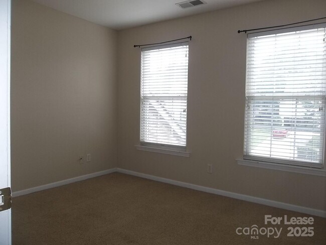 Building Photo - 604 Queenswater Ln