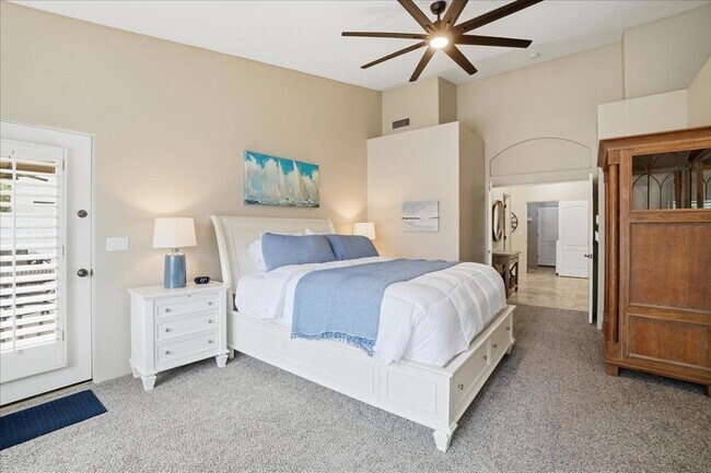 Building Photo - 1909 E Coral Tree Dr