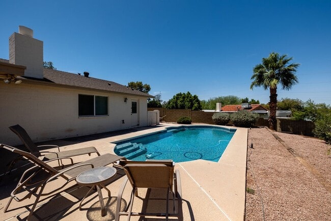 Building Photo - 802 E Caribbean Ln