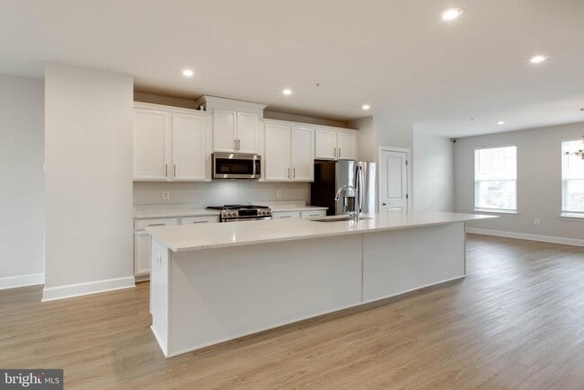 Building Photo - 8369 Meadowood Dr