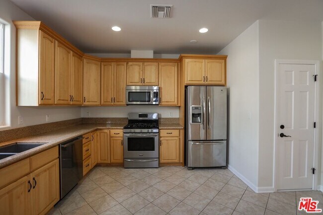 Building Photo - 806 N Alfred St