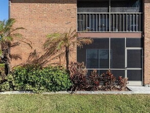 Building Photo - Ground floor 2/1 condo with screened lanai, minutes to Venice Beach