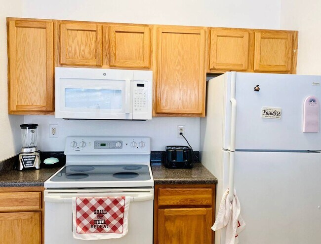 Building Photo - Amazing Furnished or Unfurnished 2-Bedroom...