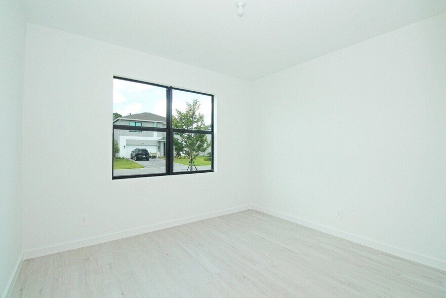 Building Photo - 5929 SE Skyblue Cir