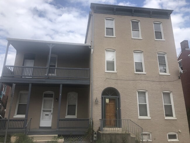 Building Photo - Move in ready!! Charming 4 Bedroom home!!