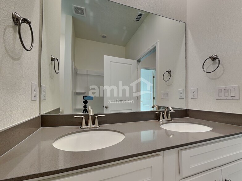 Building Photo - 27055 St Andrews Ave