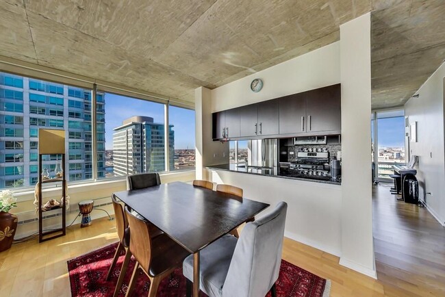 Building Photo - 611 S Wells St