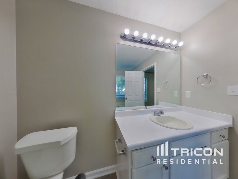 Building Photo - 520 Sarah's Ln