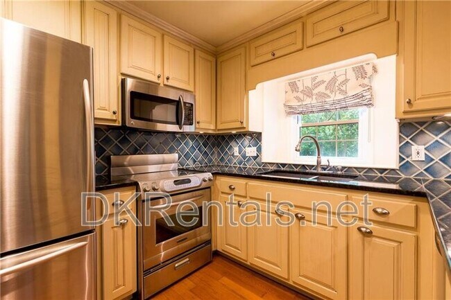 Building Photo - 82 Montre Square NW