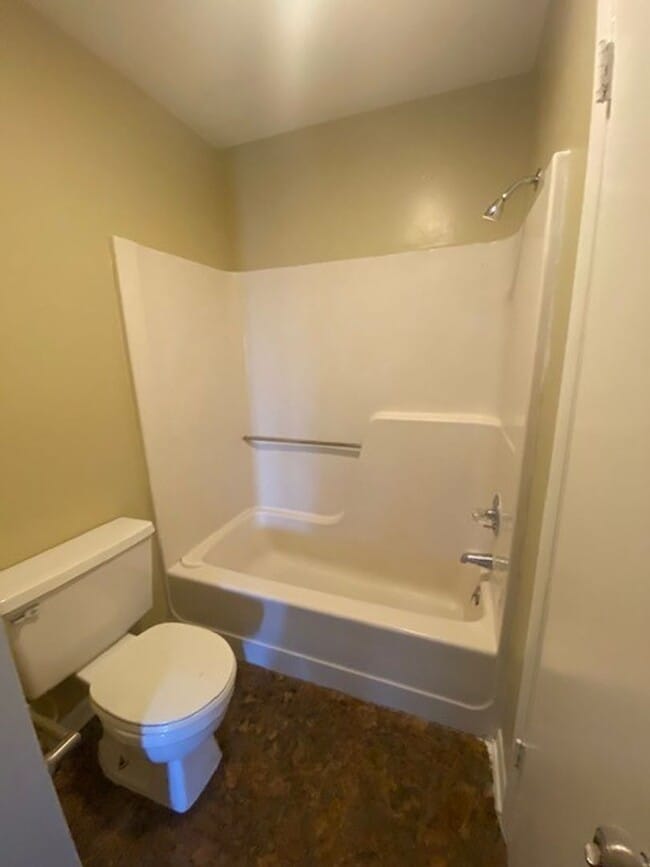 Building Photo - Cute 2 bedroom 1 1/2 bath townhome