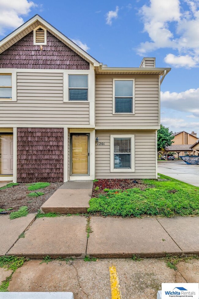 Primary Photo - Beautiful town home in south east Wichita!