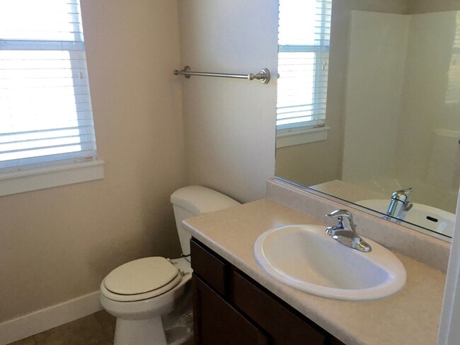 Building Photo - Luxury Townhome in Sandy!!