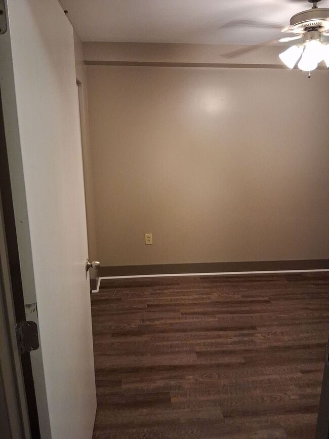 Building Photo - Lake Plaza Condominiums 3BD/2BA for NOW! $...