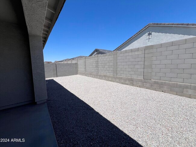 Building Photo - 15618 W Desert Hollow Dr