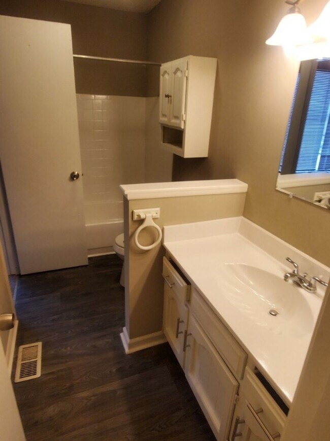 Building Photo - AVAILABLE NOW! Beautiful 3 Bedroom Home in...