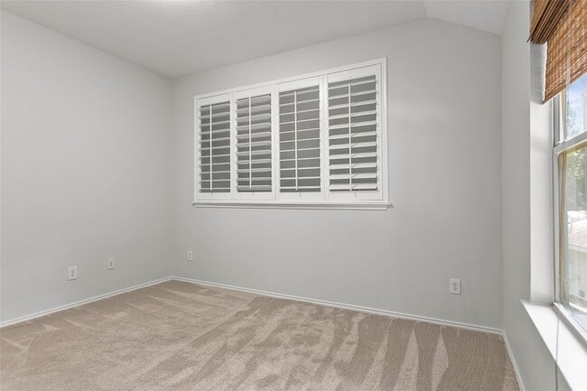 Building Photo - 6 Thicket Grove Pl