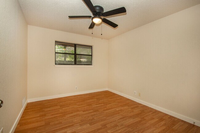 Building Photo - House for Lease in Denison Area - 3/2/2